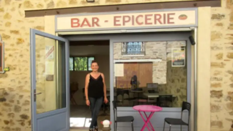 Le bar-épicerie "Mademoiselle Cécile" rouvre ses portes à Fouzilhon