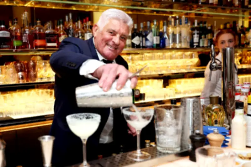 Le barman du Martinez vit son dernier Festival de Cannes après 42 ans