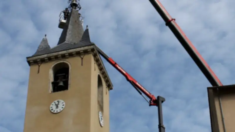 Le campanile rénové retrouve sa place au sommet du clocher du Truel