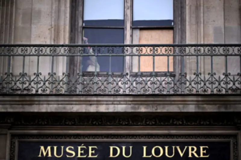 Le casse du Louvre : Duchesse humiliée par Doudou Cross Bitume