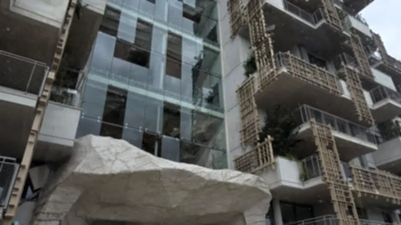 Le chantier de la tour Evanesens à Montpellier prend des formes rocheuses uniques