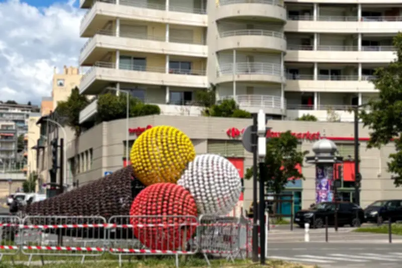 Le cornet de glace de Nice : réinstallation en question après sa chute