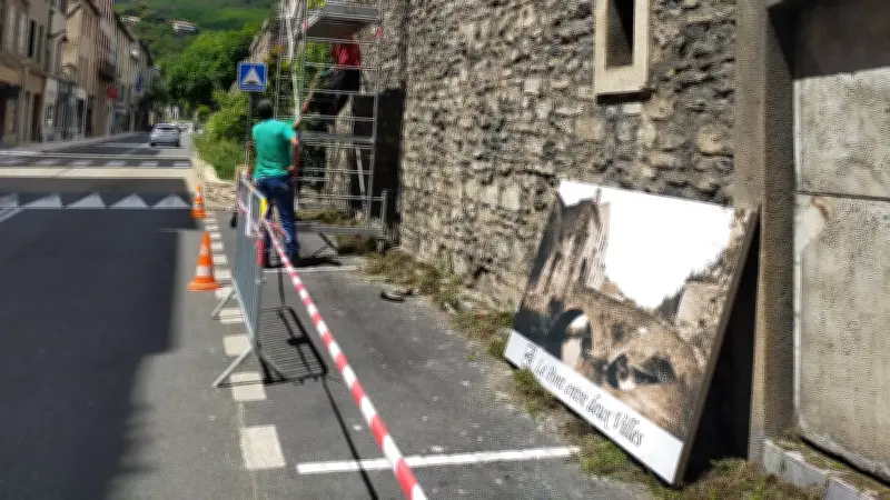 Le patrimoine s'expose sur le mur de la Grande-Rue à Saint-Pons