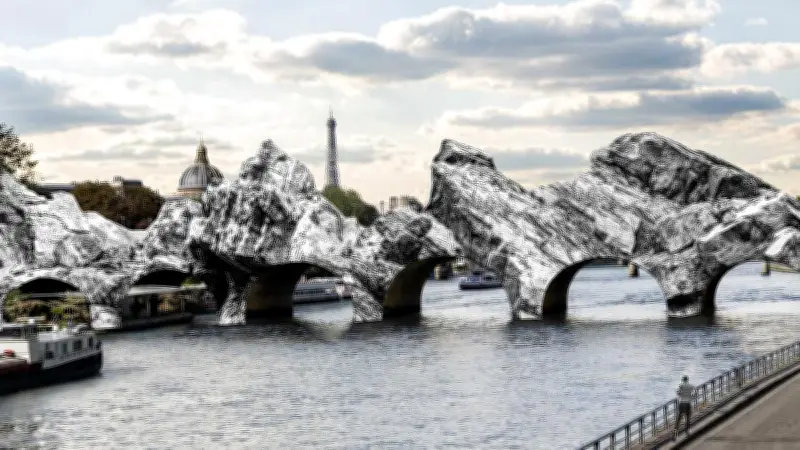 Le Pont-Neuf transformé en caverne géante par JR pour un hommage éphémère