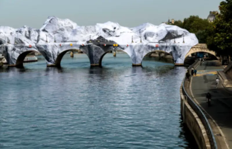 Le Pont-Neuf transformé en caverne géante par l'artiste JR