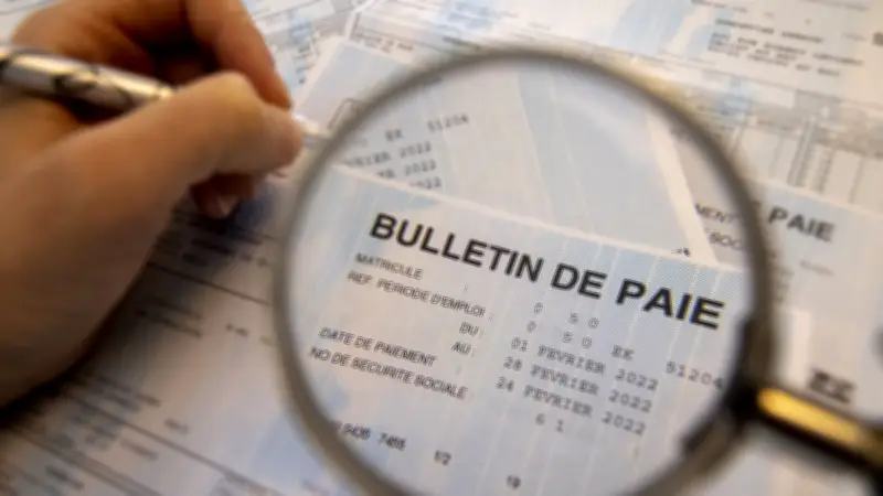 Le smic augmentera de 2,4% au 1er juin, annonce le ministre du Travail