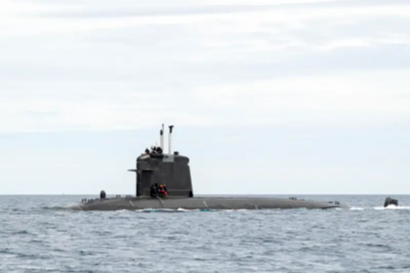 Le sous-marin nucléaire Perle quitte Toulon pour sa déconstruction