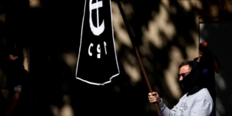Le succès des défilés du 9 mai révèle l'union des néofascistes