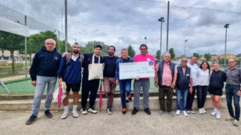 Le Tennis-Club de Capestang remet 700 € à la Ligue contre le cancer