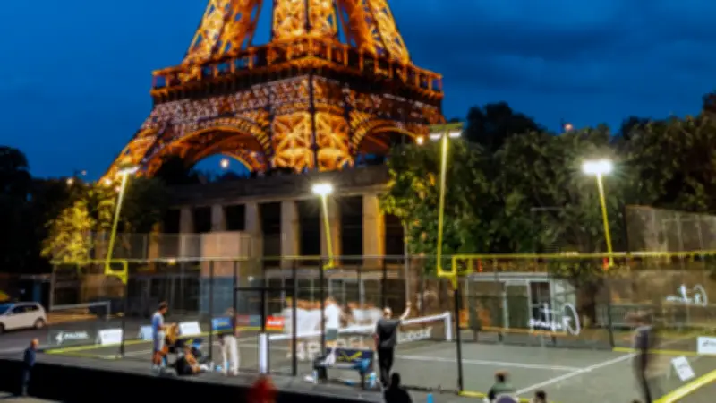 Le terrain de padel au pied de la tour Eiffel de retour pour 4 mois