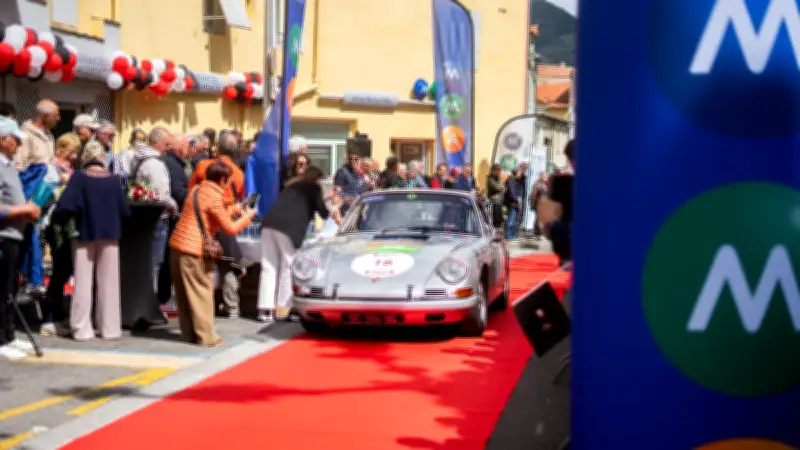 Le Tour auto fait vrombir le centre-ville de Millau