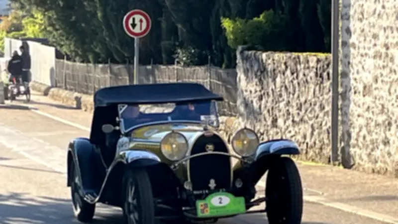 Le Tour Automobile traverse Logrian-Florian avec des voitures d'exception