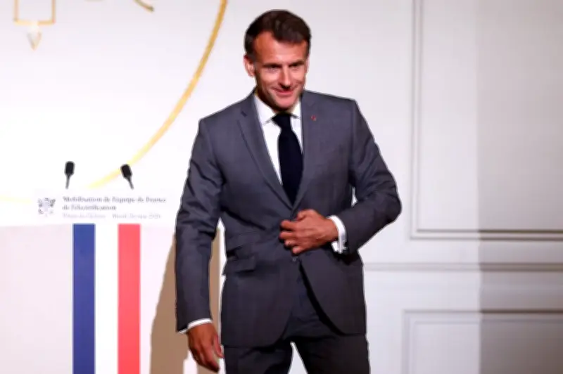Électrification : Macron invite les Français à mettre les doigts dans la prise