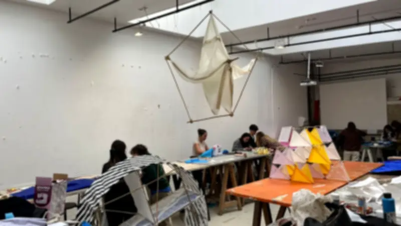 À l'ENSAPLV, des étudiants architectes conçoivent des cerfs-volants pour le festival Les Cœurs-Volants