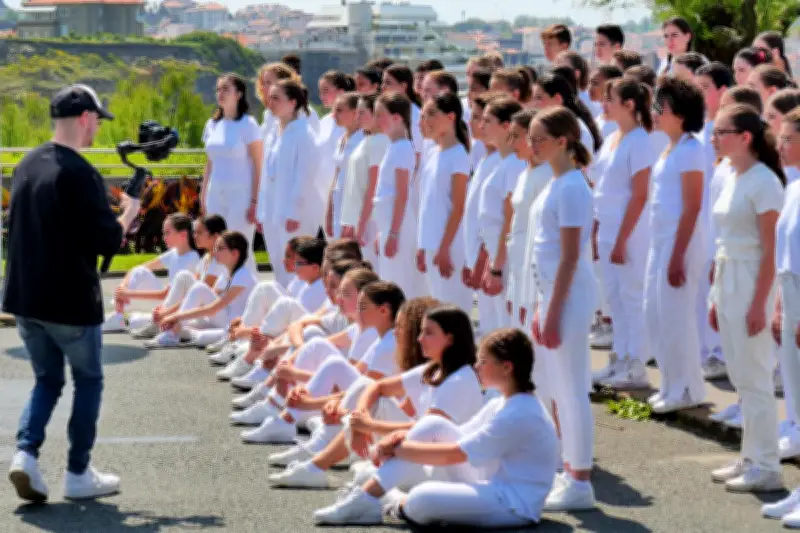 Les chorales des collèges basques tournent un clip pro au phare de Biarritz