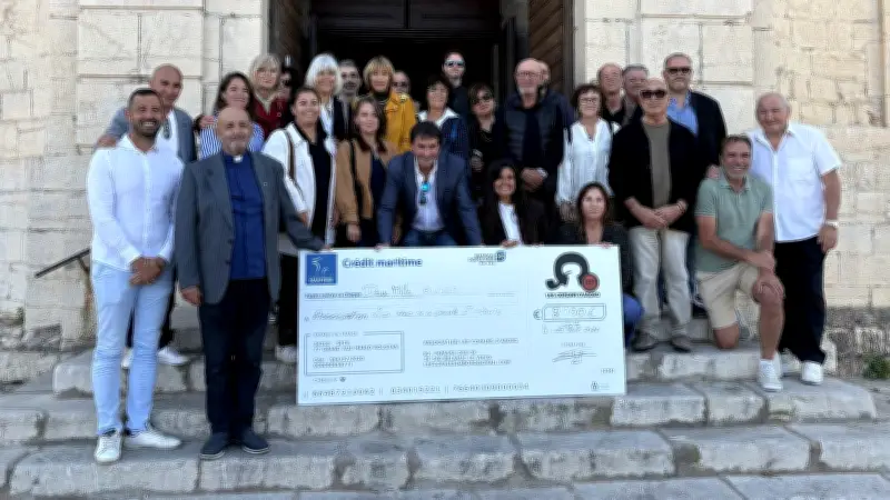 Les Copains d'abord offrent 2 000 € pour restaurer les bancs de Saint-Louis