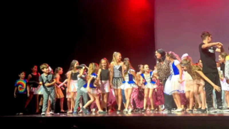 Les enfants du centre de loisirs enchantent la scène de Servian