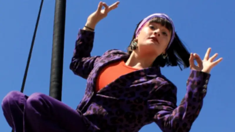 Les Gens qui paniquent : un solo de cirque entre mât chinois et méditation