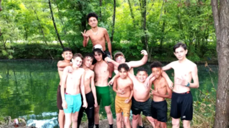 Les jeunes envahissent la rivière l'Arre pour les vacances de Pâques