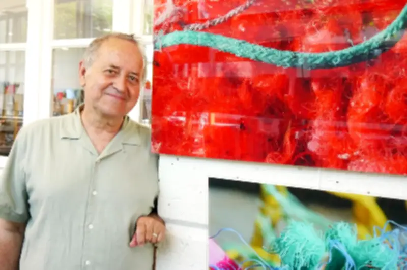Les laissées de mer de Michel Peltier : un ballet plastique multicolore