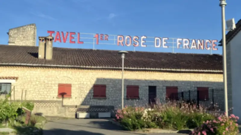 Les lettres rouges de Tavel s'illuminent à nouveau après rénovation