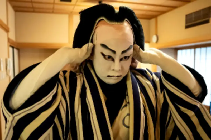 Les maîtres perruquiers du kabuki, artisans essentiels au théâtre japonais