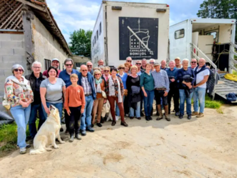 Les membres du club taurin d'Orthez découvrent l'élevage de chevaux de picadors