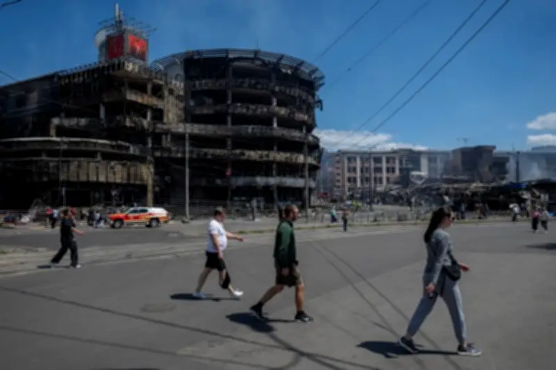 Les missiles russes sèment la désolation à Podil, le cœur bohème de Kyiv