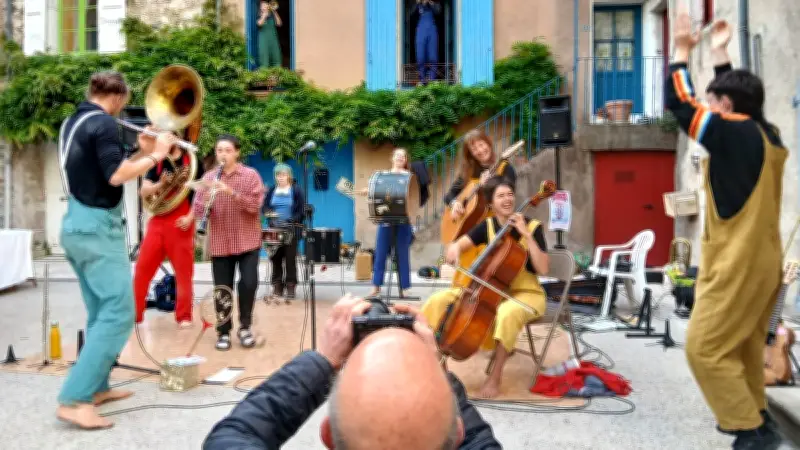 Les Oiseaux de trottoir : un spectacle enchanteur à Laroque
