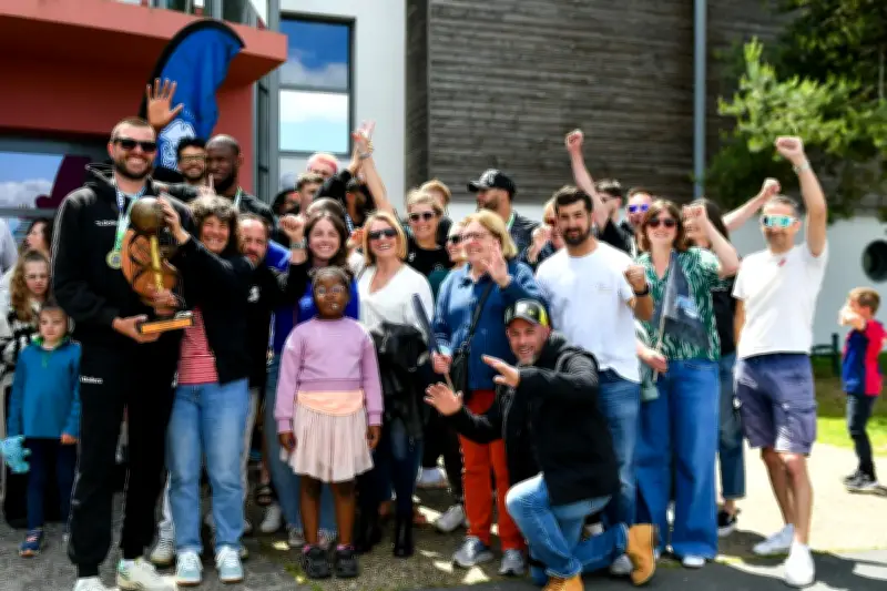 Les volleyeurs de Royan célèbrent leur titre de champions de France