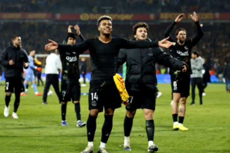 Ligue 1 : le choc Lens-PSG fait pschitt, Paris champion de France