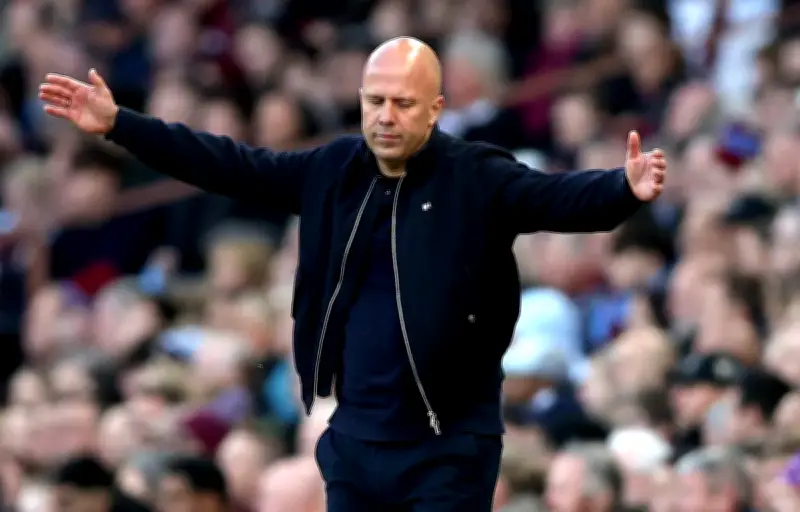 Liverpool limoge Arne Slot et vise Andoni Iraola pour le remplacer