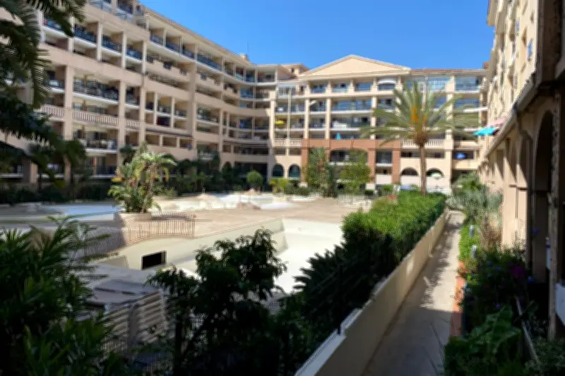 Location Booking à Cannes : cauchemar avec cafards et expulsion