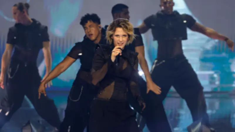 Lorie enflamme le Zénith de Paris : une soirée de folie avec ses fans