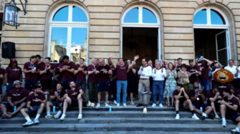 L'UBB fête son titre européen à la mairie de Bordeaux devant des supporters en liesse