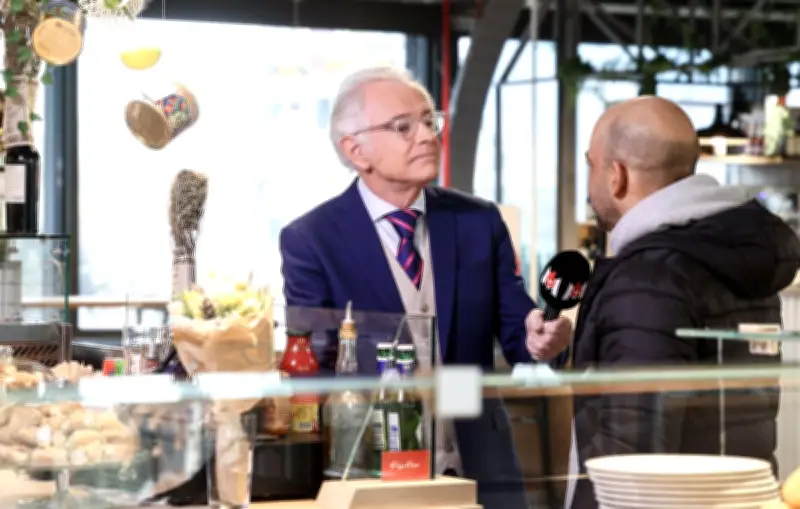Mac Lesggy en dédicace à Biarritz pour son nouveau livre scientifique