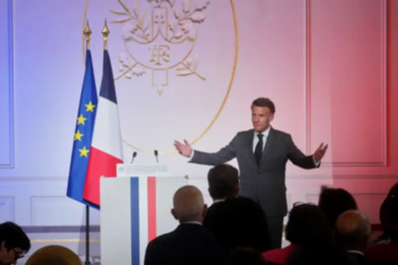 Macron favorable à l'abrogation du Code noir mais prudent sur les réparations