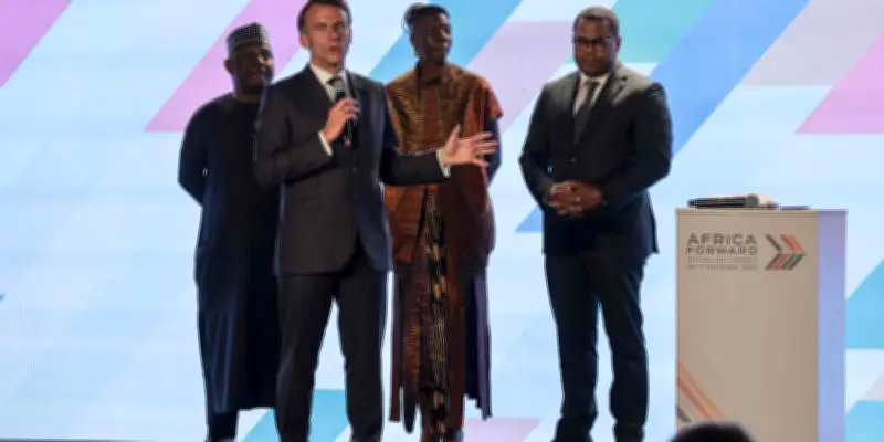 Macron interrompt un discours au sommet Afrique-France