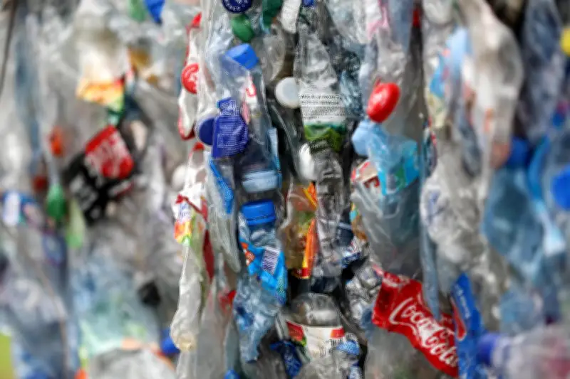 Macron relance le débat sur la consigne des bouteilles en plastique