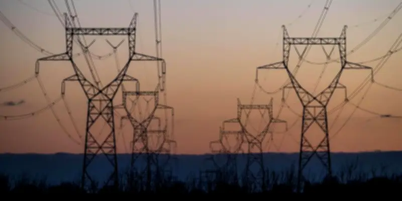 Macron réunit les acteurs de l'électricité pour accélérer l'électrification