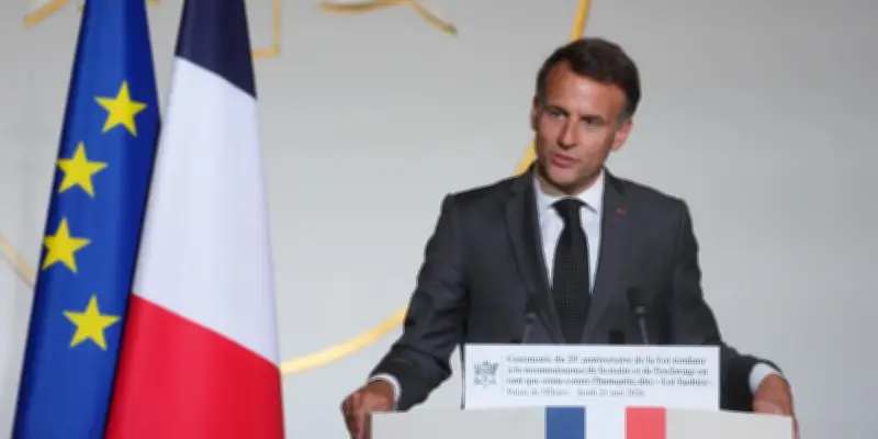 Macron soutient l'abrogation du Code noir et évoque des réparations