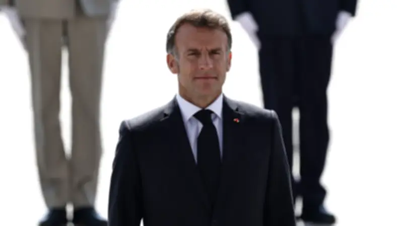 Macron tend la main à l'Algérie, commémoration du 8-Mai et cessez-le-feu fragile en Iran