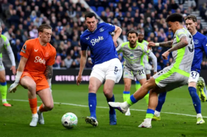 Manchester City accroché par Everton, laisse filer le titre