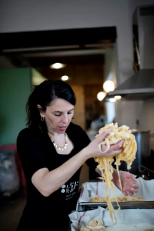 Manger est un engagement face au fascisme : des banquets de pasta pour dire basta
