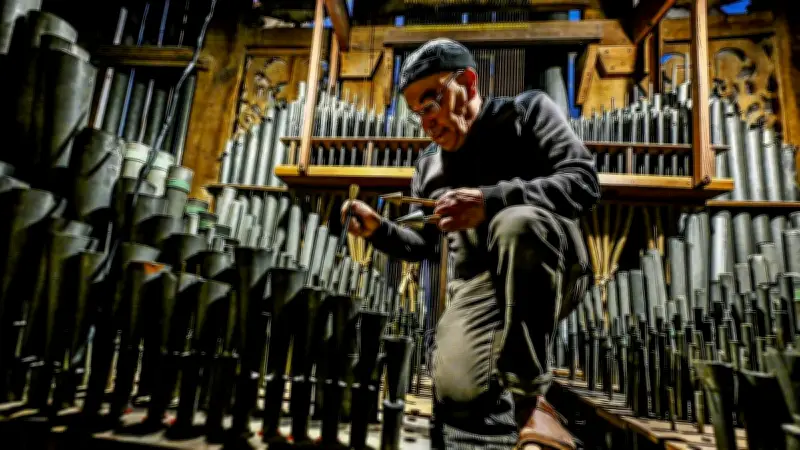 Marc Chinquin aux petits soins du grand orgue de la cathédrale d'Alès