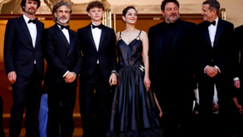 Marcel Canet rejoint ses parents sur les marches à Cannes