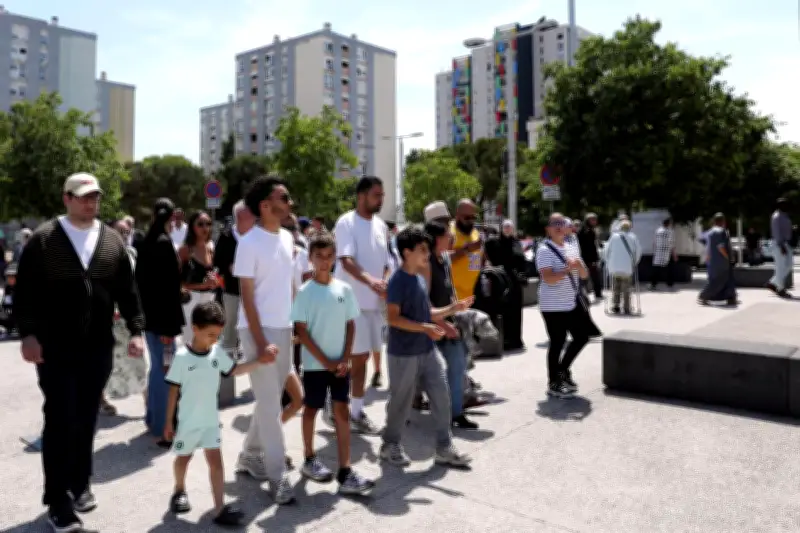 Marche blanche maintenue à Nice malgré tensions : hommage aux victimes de la fusillade