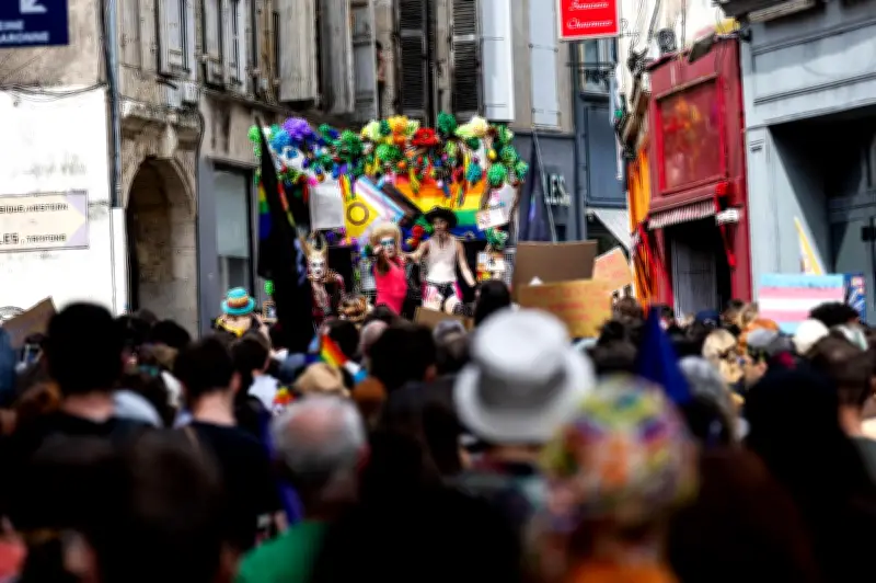 Marche des fiertés à Agen : liens entre générations et milieux