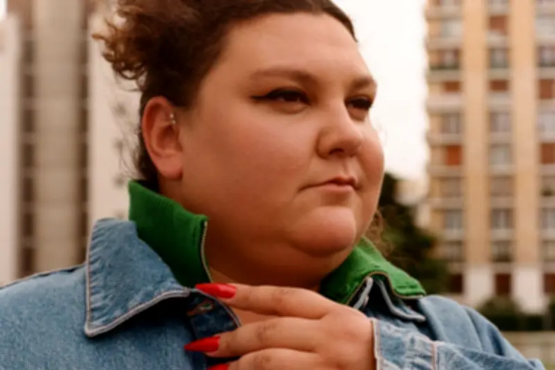 Marie de Brauer, l'humoriste qui combat la grossophobie avec humour