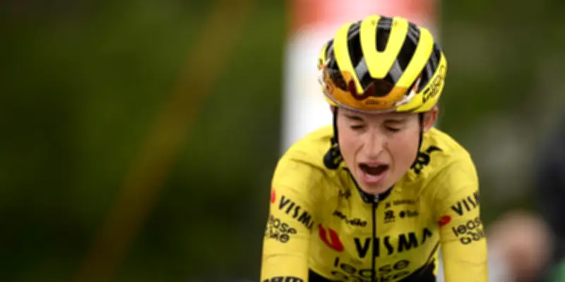 Marion Bunel sur le podium de la Vuelta féminine remportée par Paula Blasi
